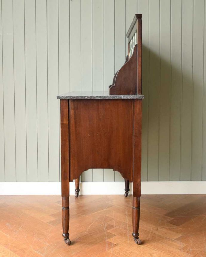 サイドボード　アンティーク家具　英国のアンティーク家具、お花模様のタイルがキレイなウォッシュスタンド。横から見てもステキもちろん、横から見てもキレイに仕上がっています。(k-1928-f)