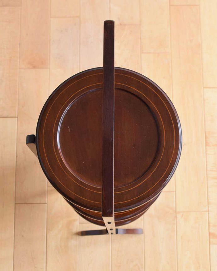 プランツスタンド・ケーキスタンド　アンティーク家具　英国のアフタヌーンティーを自宅で楽しめる、マホガニー材のアンティークケーキスタンド 。上から見るとこんな感じ小さくても、もちろん専門の職人がしっかり修復したのでピッカピカです。(k-1929-f)