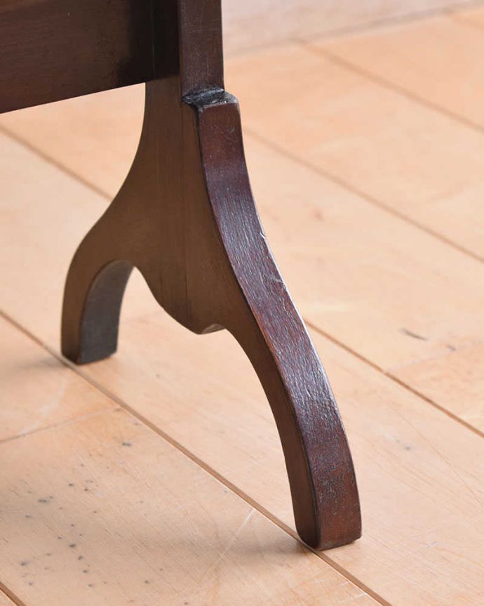 プランツスタンド・ケーキスタンド　アンティーク家具　英国のアフタヌーンティーを自宅で楽しめる、マホガニー材のアンティークケーキスタンド 。Handleの家具の脚の裏には･･･フェルトキーパーを貼ってお送りしていますので引きずっても床にキズが付きません。(k-1929-f)