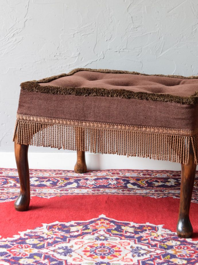 アンティークの椅子らしい美しい装飾