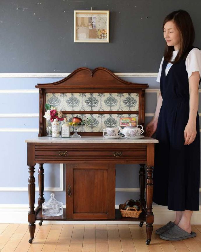 サイドボード アンティーク家具 英国輸入のアンティーク家具 、大人色のお花のタイルが付いたウォッシュスタンド。アンティークでしか手に入らない家具まだ水道の発達していない時代に洗面所として必ず使われていたウォッシュスタンド。(k-1930-f)