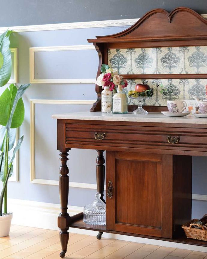 サイドボード アンティーク家具 英国輸入のアンティーク家具 、大人色のお花のタイルが付いたウォッシュスタンド。タイルと天然大理石の美しいコラボ洗面器を置いて顔や手を洗う用に使っていた家具には、水が弾いてもいいようにタイルと天然大理石の贅沢な素材が使われています。(k-1930-f)