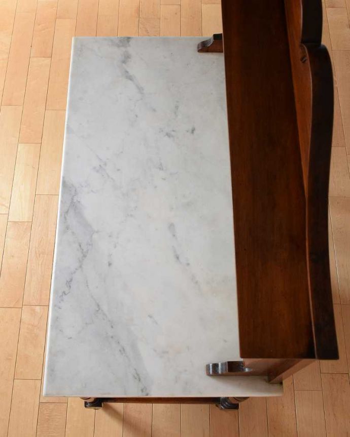 サイドボード アンティーク家具 英国輸入のアンティーク家具 、大人色のお花のタイルが付いたウォッシュスタンド。天然大理石を使った贅沢な天板天板には女性の憧れ、天然の大理石が使われている贅沢な家具です。(k-1930-f)