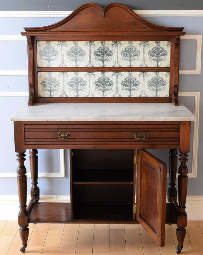 サイドボード アンティーク家具 英国輸入のアンティーク家具 、大人色のお花のタイルが付いたウォッシュスタンド。扉を開いた中もキレイです。(k-1930-f)