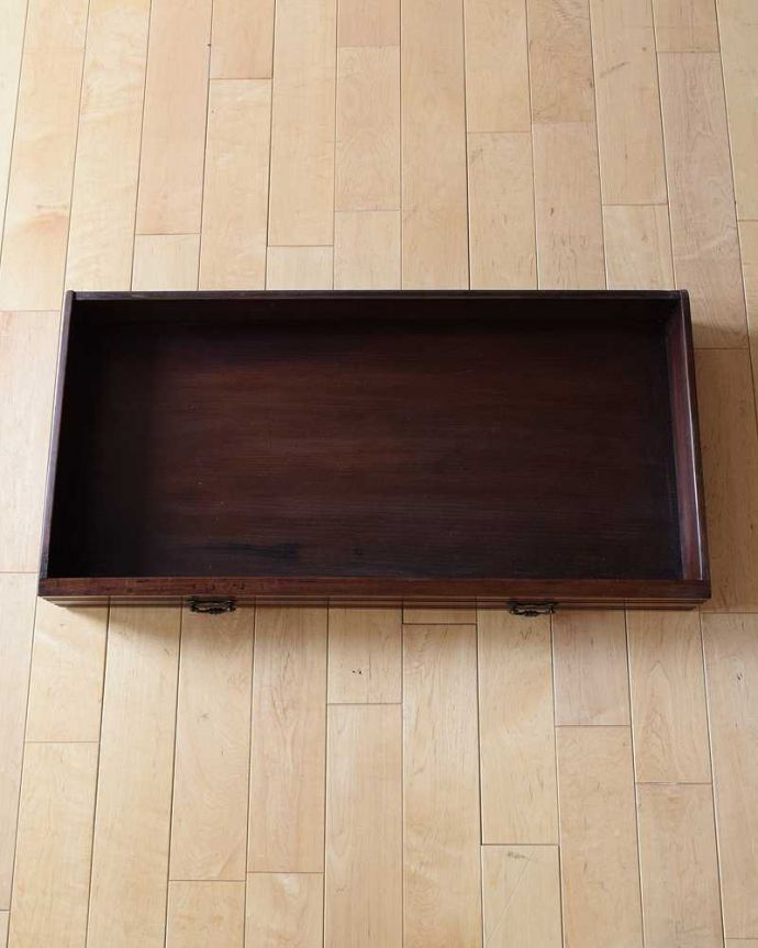 サイドボード アンティーク家具 英国輸入のアンティーク家具 、大人色のお花のタイルが付いたウォッシュスタンド。引き出しの中もキレイに修復しました!タオルやリネンなどを入れて使っていた引き出しも、もちろん職人がキレイにお直しました。(k-1930-f)