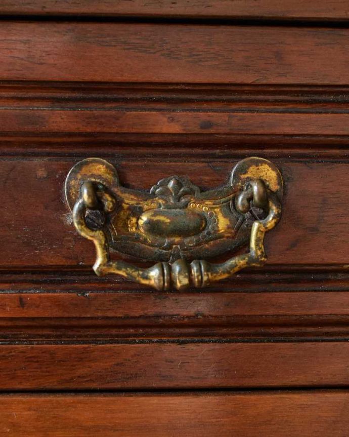 サイドボード アンティーク家具 英国輸入のアンティーク家具 、大人色のお花のタイルが付いたウォッシュスタンド。開ける度になんだかワクワク引き出しの取っ手も可愛いデザイン。(k-1930-f)