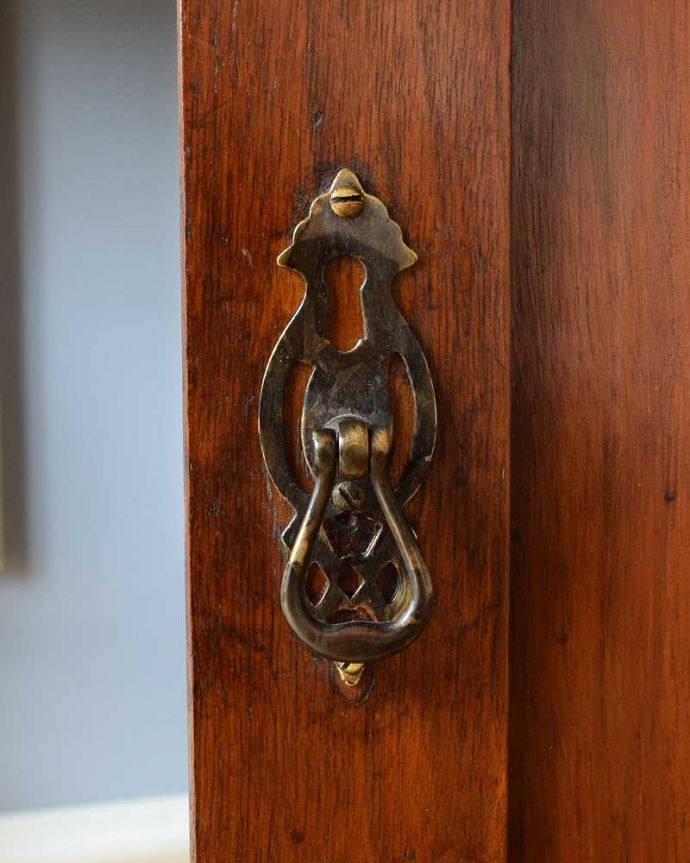 サイドボード アンティーク家具 英国輸入のアンティーク家具 、大人色のお花のタイルが付いたウォッシュスタンド。扉の取っ手もステキアンティークらしい素敵なデザインが魅力。(k-1930-f)