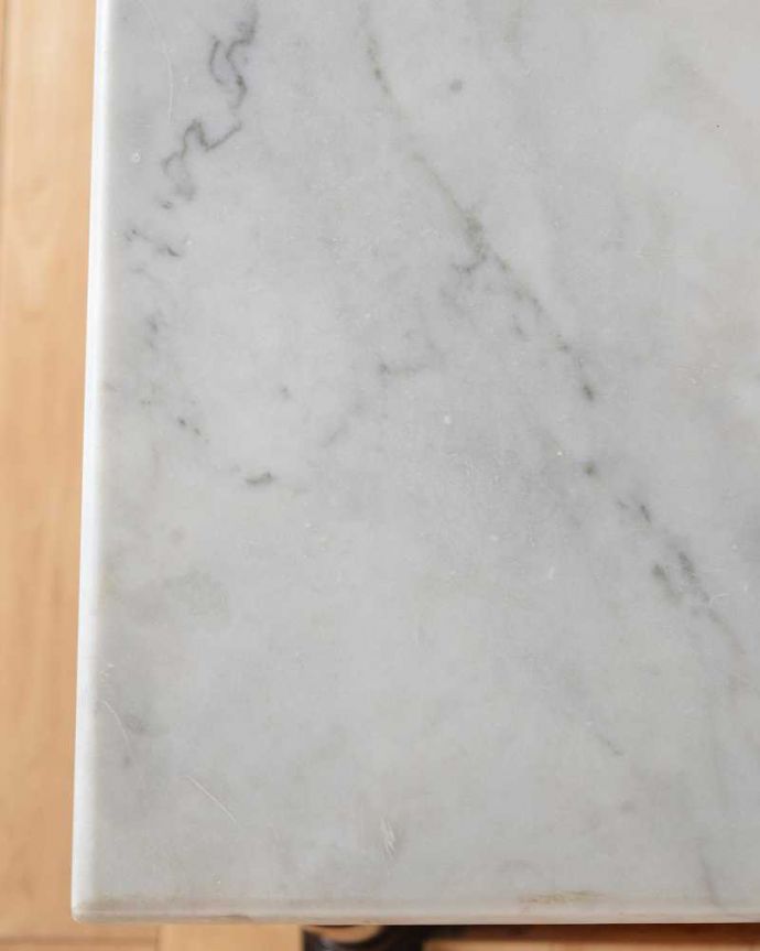 サイドボード アンティーク家具 英国輸入のアンティーク家具 、大人色のお花のタイルが付いたウォッシュスタンド。コンディションもバッチリ!天然大理石はコンディションが一番大事なポイント。(k-1930-f)