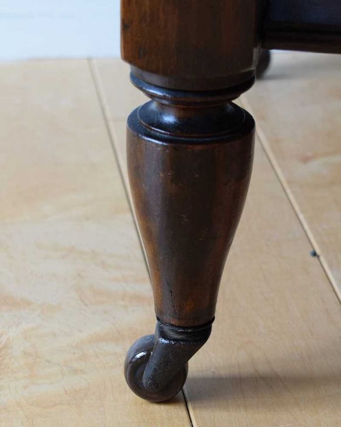 サイドボード アンティーク家具 英国輸入のアンティーク家具 、大人色のお花のタイルが付いたウォッシュスタンド。女性1人でラクラク運べちゃうんです足先にはキャスターも付いています。(k-1930-f)