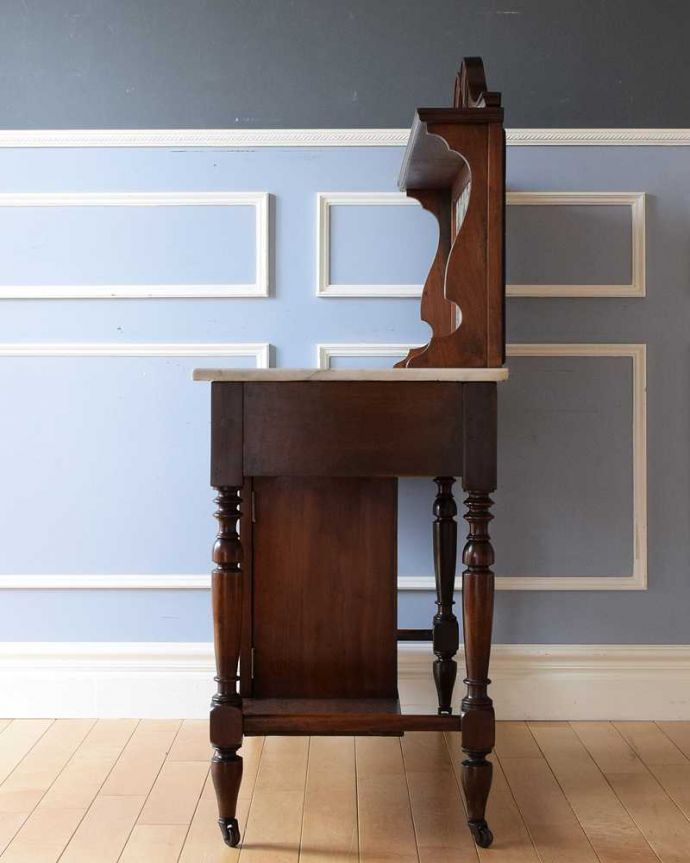 サイドボード アンティーク家具 英国輸入のアンティーク家具 、大人色のお花のタイルが付いたウォッシュスタンド。横から見てもステキもちろん、横から見てもキレイに仕上がっています。(k-1930-f)