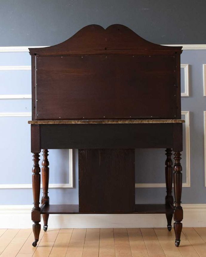 サイドボード アンティーク家具 英国輸入のアンティーク家具 、大人色のお花のタイルが付いたウォッシュスタンド。キレイに修復しました!アンティークは新品ではないので、経年変化によるキズはありますが、専門の職人がキレイにお直しをしているので、後姿もキレイです。(k-1930-f)