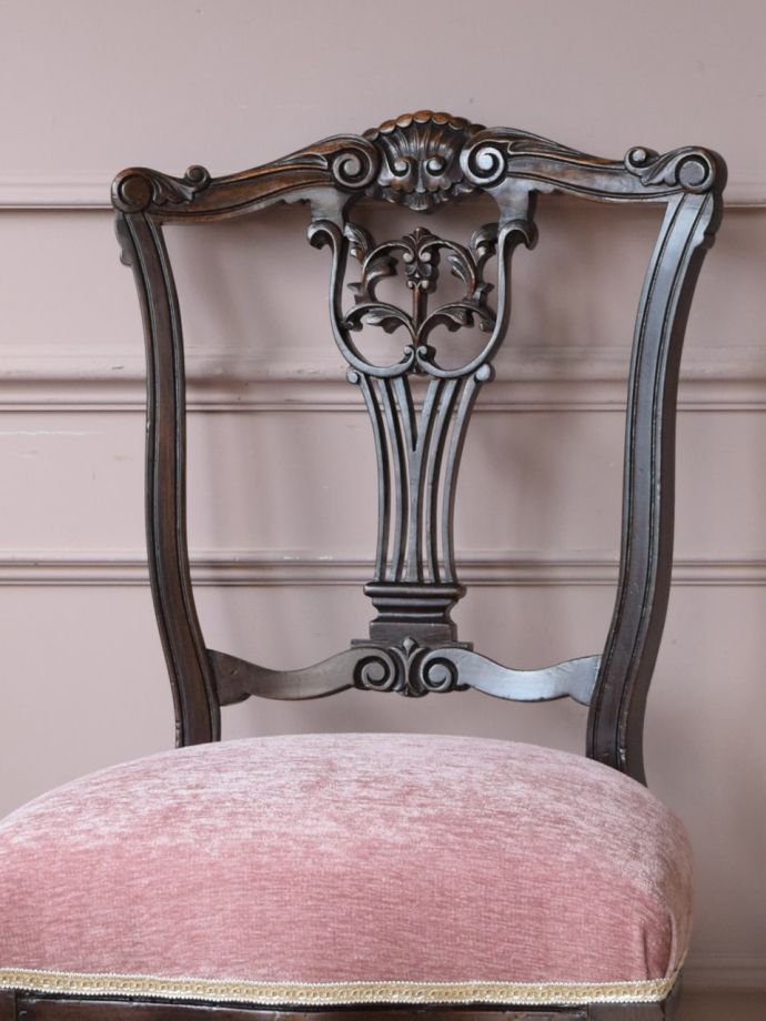 背もたれが美しいアンティークの椅子