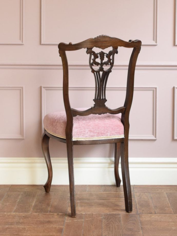 アンティークのサロンチェアの後ろ姿