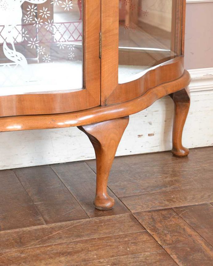 アンティークのキャビネット　アンティーク家具　シルバーの美しい模様を描いた扉付きのアンティークガラスキャビネット（飾り棚）。女性１人でもラクに運べちゃうヒミツHandleのアンティークは、脚の裏にフェルトキーパーをお付けしているので、床を滑らせれば女性でも移動がカンタンに出来ます！ご安心下さい。(k-1931-f)