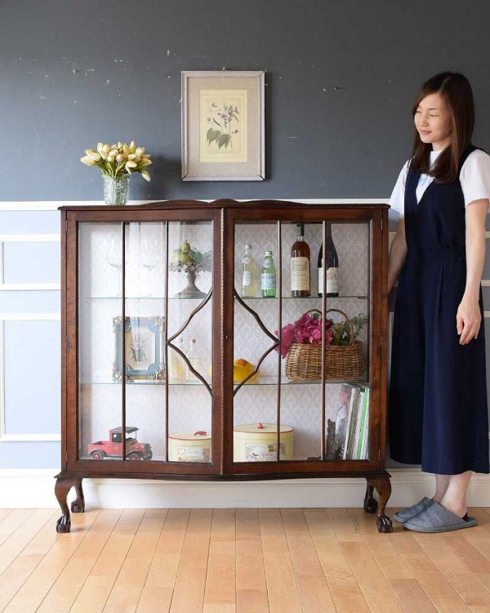 アンティークのキャビネット　アンティーク家具　美しいガラス扉のアンティーク家具、英国ガラスキャビネット（飾り棚）。おススメNo.1のアンティーク家具もともとチャイナキャビネットとして陶器を見せながら収納するために造られたガラスの扉のキャビネット。(k-1932-f)