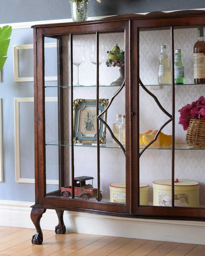 アンティークのキャビネット　アンティーク家具　美しいガラス扉のアンティーク家具、英国ガラスキャビネット（飾り棚）。アンティークのガラスを通してみると、なんだか高級光をたっぷり取り入れてくれるガラス扉と棚板。(k-1932-f)