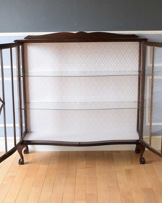 アンティークのキャビネット　アンティーク家具　美しいガラス扉のアンティーク家具、英国ガラスキャビネット（飾り棚）。扉を開けて中を見てみましょう背板はクロス張り。(k-1932-f)