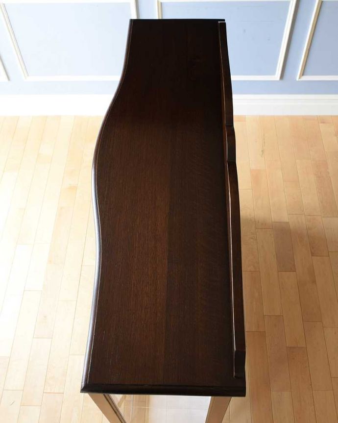 アンティークのキャビネット　アンティーク家具　美しいガラス扉のアンティーク家具、英国ガラスキャビネット（飾り棚）。こんな形のキャビネットです。(k-1932-f)