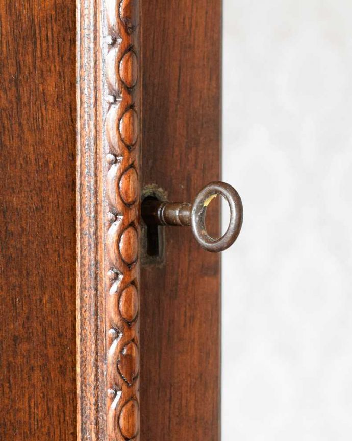 アンティークのキャビネット　アンティーク家具　美しいガラス扉のアンティーク家具、英国ガラスキャビネット（飾り棚）。アンティークらしい取っ手取っ手にもアンティークらしさが。(k-1932-f)