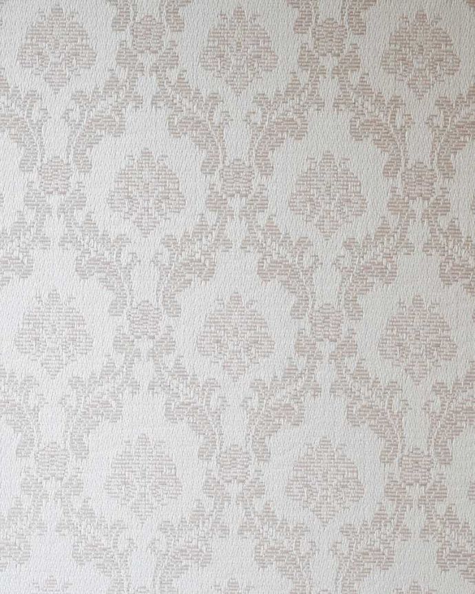 アンティークのキャビネット　アンティーク家具　美しいガラス扉のアンティーク家具、英国ガラスキャビネット（飾り棚）。新しい生地で張り替えましたキャビネットの表情に合わせて新しい背板の生地を選びました。(k-1932-f)