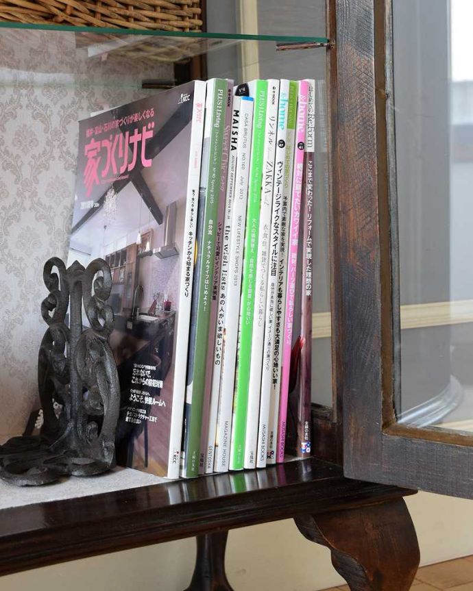 アンティークのキャビネット　アンティーク家具　美しいガラス扉のアンティーク家具、英国ガラスキャビネット（飾り棚）。扉の中は収納たっぷりA4サイズの雑誌までしっかり収納出来ちゃう大きさ。(k-1932-f)