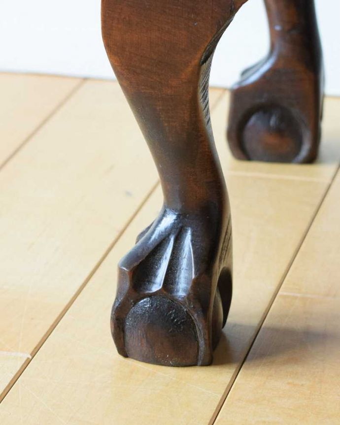 アンティークのキャビネット　アンティーク家具　美しいガラス扉のアンティーク家具、英国ガラスキャビネット（飾り棚）。女性１人でもラクラク運べちゃうんですHandleのアンティークは脚の裏にフェルトキーパーをお付けしています。(k-1932-f)