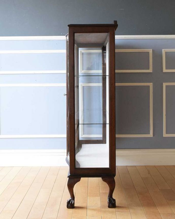 アンティークのキャビネット　アンティーク家具　美しいガラス扉のアンティーク家具、英国ガラスキャビネット（飾り棚）。横から見てもステキ横から見るとこんな感じ。(k-1932-f)