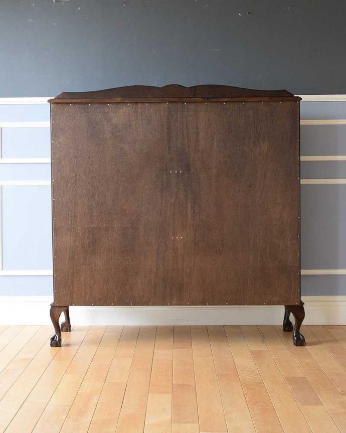 アンティークのキャビネット　アンティーク家具　美しいガラス扉のアンティーク家具、英国ガラスキャビネット（飾り棚）。実は後ろから見てもキレイなんです。(k-1932-f)