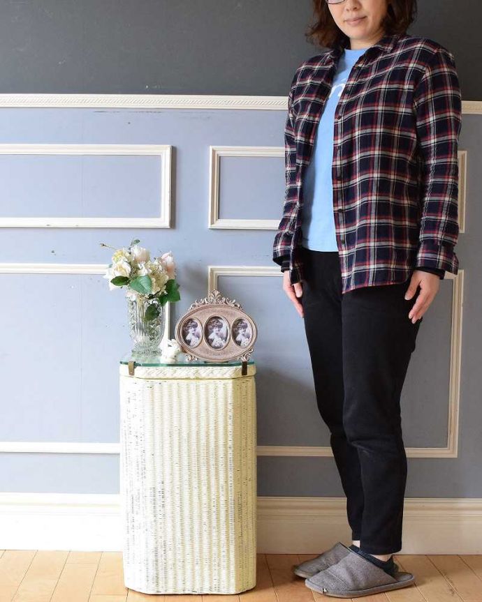 ロイドルーム アンティーク家具 かわいいアンティークのロイドルーム家具、天板にもガラスが付いたランドリーボックス。実は紙で作られた丈夫なボックスパッと見た目は籐に見えるロイドルームボックス。(k-1933-f)