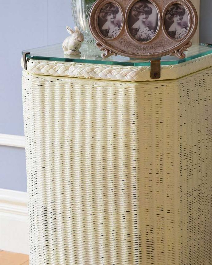 ロイドルーム アンティーク家具 かわいいアンティークのロイドルーム家具、天板にもガラスが付いたランドリーボックス。お部屋の挿し色にロイドルームは色も特長的。(k-1933-f)