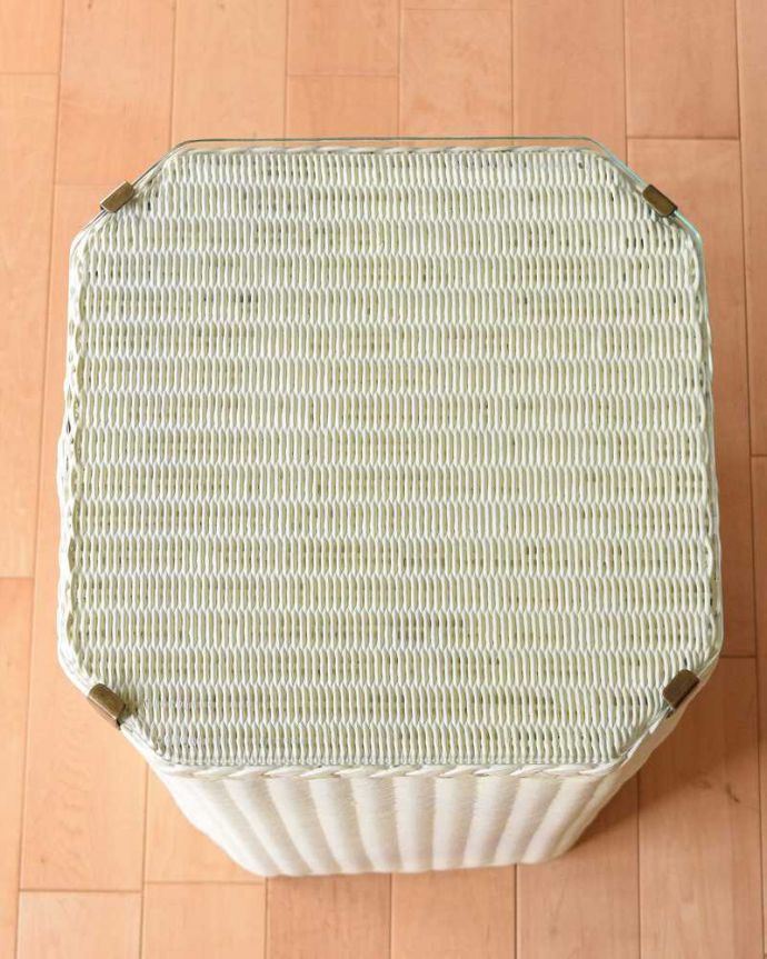 ロイドルーム アンティーク家具 かわいいアンティークのロイドルーム家具、天板にもガラスが付いたランドリーボックス。天板も使えます天板にものを乗せて使うことも出来ます。(k-1933-f)