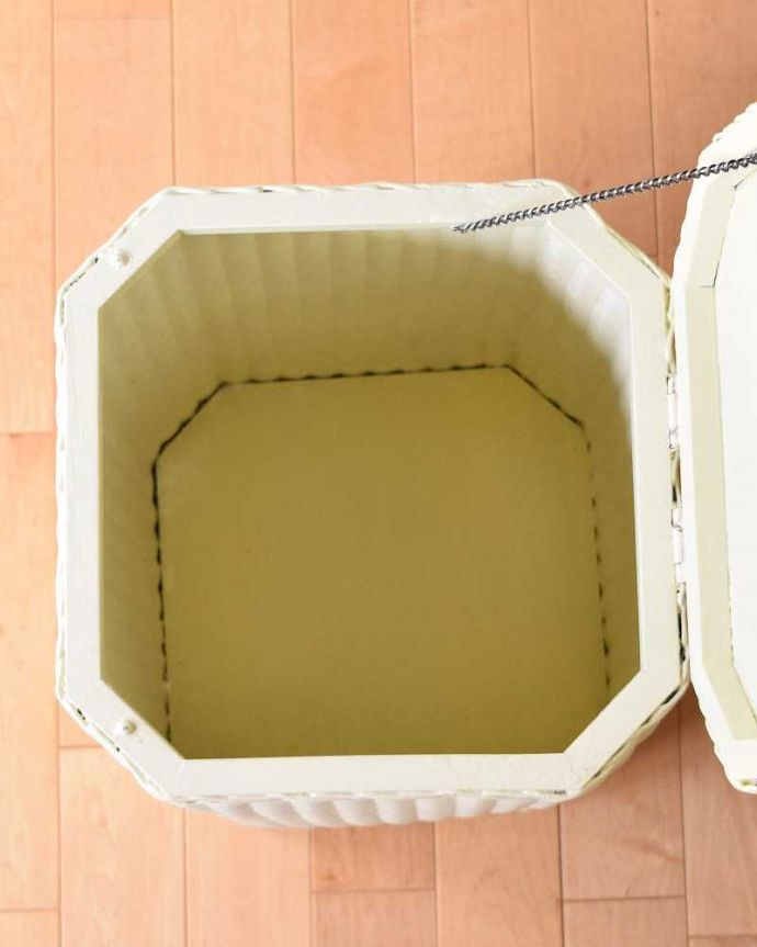 ロイドルーム アンティーク家具 かわいいアンティークのロイドルーム家具、天板にもガラスが付いたランドリーボックス。フタを開くと・・・中はとってもキレイに仕上げたので、リビングで散らかっている本やクッションブランケットはもちろん、ゴミ箱としても使えます。(k-1933-f)