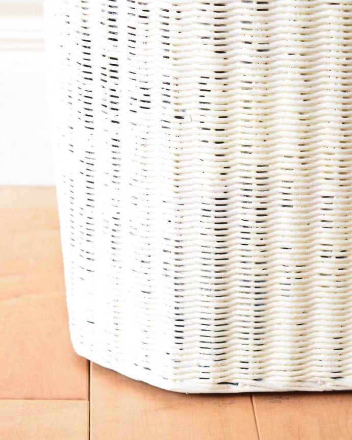 ロイドルーム アンティーク家具 かわいいアンティークのロイドルーム家具、天板にもガラスが付いたランドリーボックス。持ち上げなくても移動ラクラクHandleのアンティーク家具の足の裏にはフェルトキーパーをお付けしているので床を滑らせて移動できます。(k-1933-f)