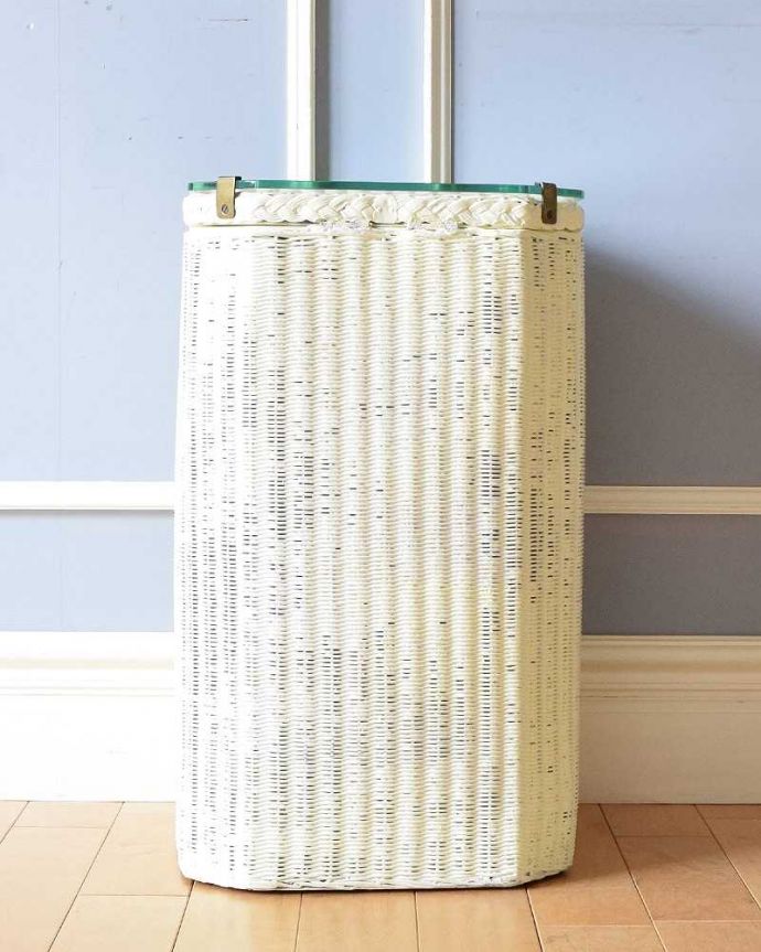 ロイドルーム アンティーク家具 かわいいアンティークのロイドルーム家具、天板にもガラスが付いたランドリーボックス。後ろ姿も見て下さい。(k-1933-f)