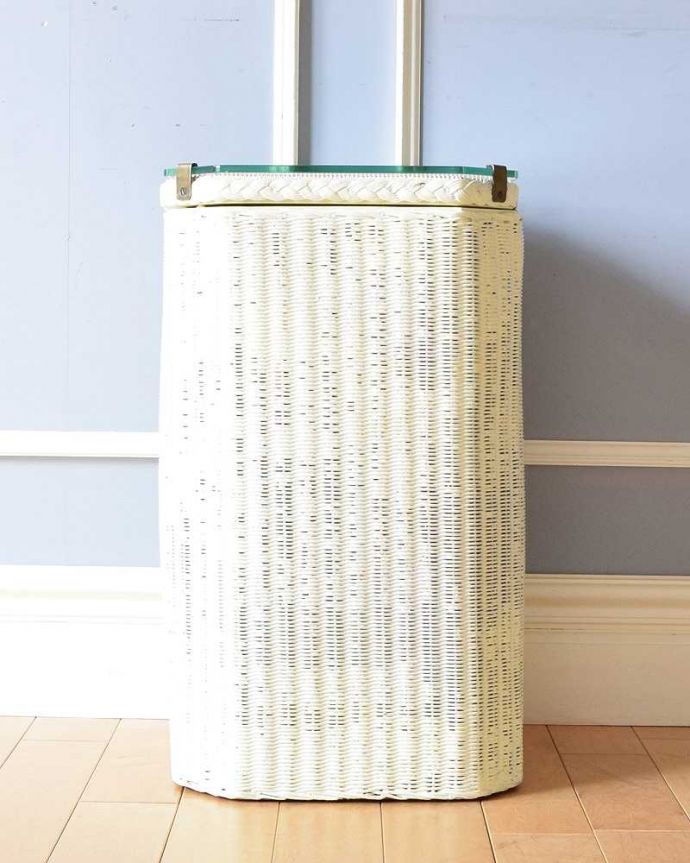 ロイドルーム アンティーク家具 かわいいアンティークのロイドルーム家具、天板にもガラスが付いたランドリーボックス。横から見てもキレイですもちろん、横顔だってキレイ!どこから見ても絵になります。(k-1933-f)