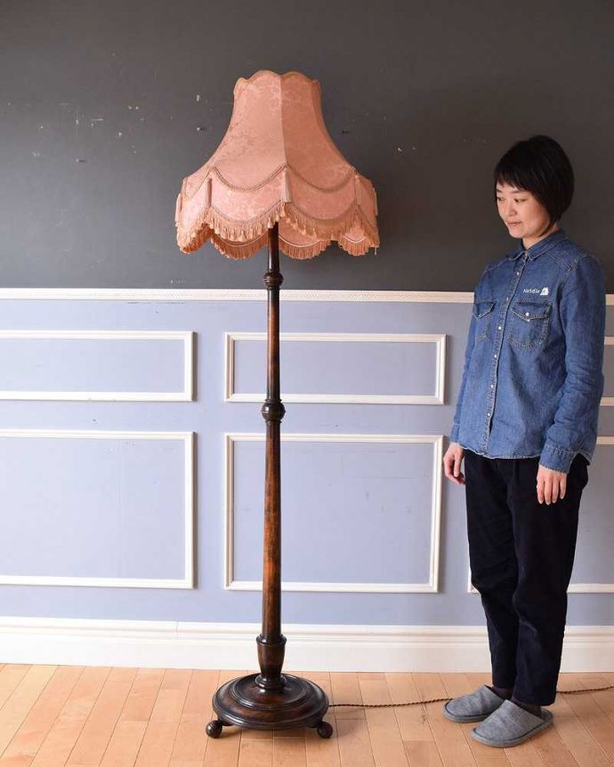 スタンドライト　照明・ライティング　サーモンピンクのシェードがエレガント、木製スタンドのアンティークフロアランプ。。(k-1934-f)