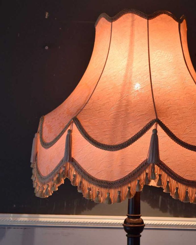 スタンドライト　照明・ライティング　サーモンピンクのシェードがエレガント、木製スタンドのアンティークフロアランプ。。(k-1934-f)
