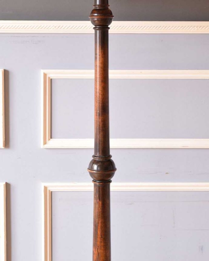 スタンドライト　照明・ライティング　サーモンピンクのシェードがエレガント、木製スタンドのアンティークフロアランプ。。(k-1934-f)