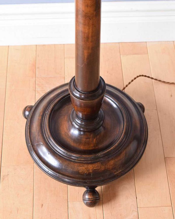 スタンドライト　照明・ライティング　サーモンピンクのシェードがエレガント、木製スタンドのアンティークフロアランプ。。(k-1934-f)