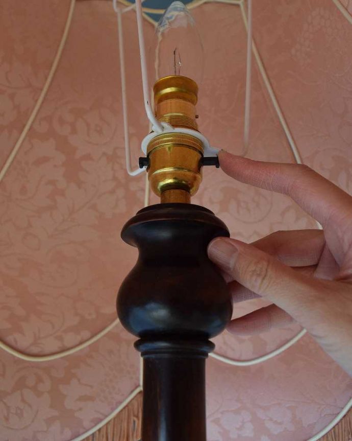 スタンドライト　照明・ライティング　サーモンピンクのシェードがエレガント、木製スタンドのアンティークフロアランプ。。(k-1934-f)