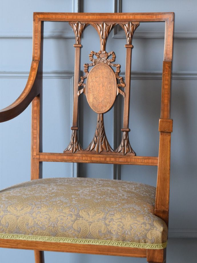 背もたれが美しいアンティークの椅子