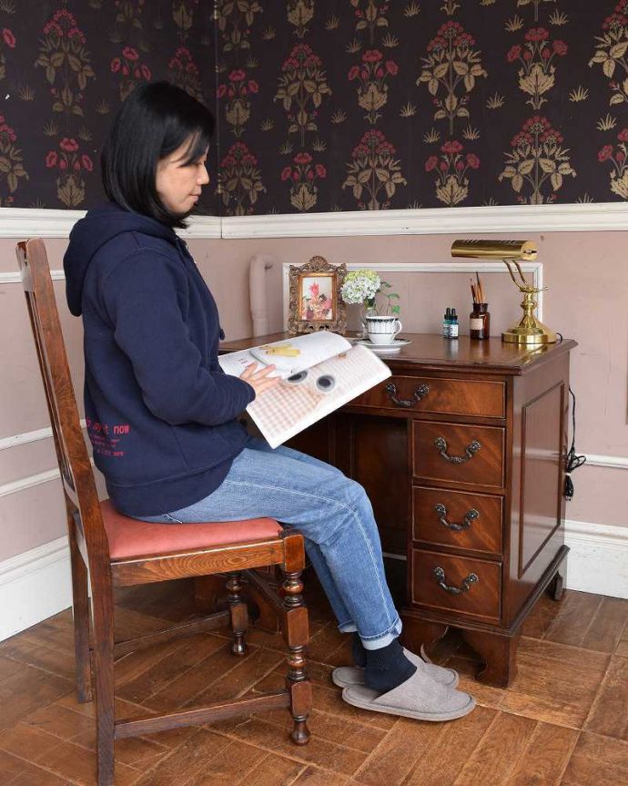 アンティークのデスク・書斎机 アンティーク家具 書斎で楽しむ英国輸入家具、引き出しが沢山付いた大人のためのアンティークデスク。自分だけのちょっと贅沢な時間大人のデスクに座るだけで自分だけの時間が作れるから、毎日がちょっとだけ贅沢になります。(k-1935-f)