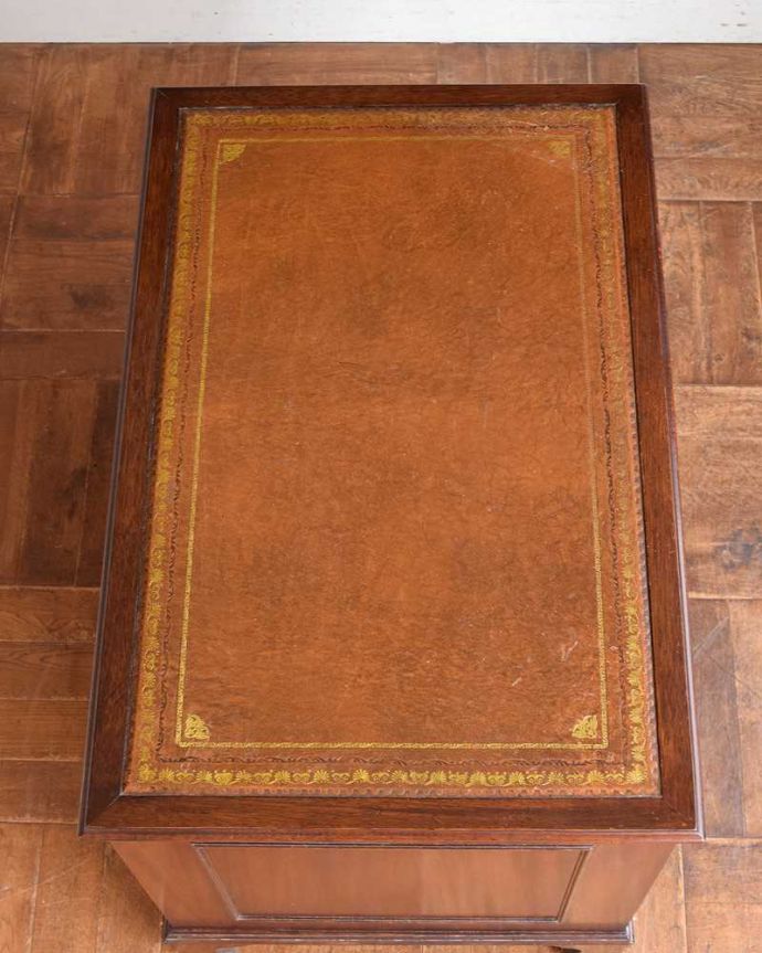 アンティークのデスク・書斎机 アンティーク家具 書斎で楽しむ英国輸入家具、引き出しが沢山付いた大人のためのアンティークデスク。天板もピカピカにお直ししました。(k-1935-f)