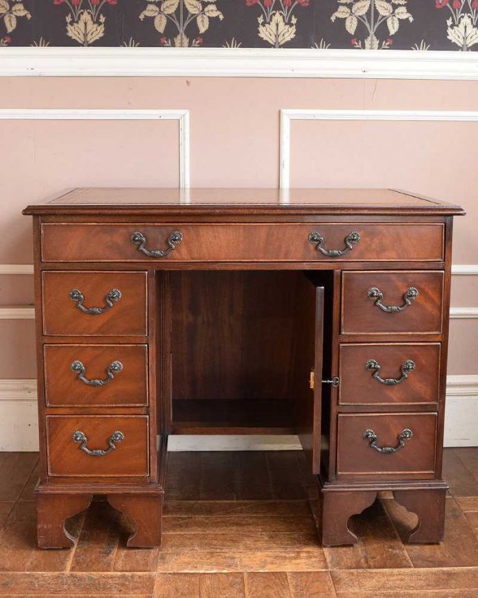 アンティークのデスク・書斎机 アンティーク家具 書斎で楽しむ英国輸入家具、引き出しが沢山付いた大人のためのアンティークデスク。扉を開けて中を見てみると・・・デスクにしてはめずらしく扉収納が付いています。(k-1935-f)