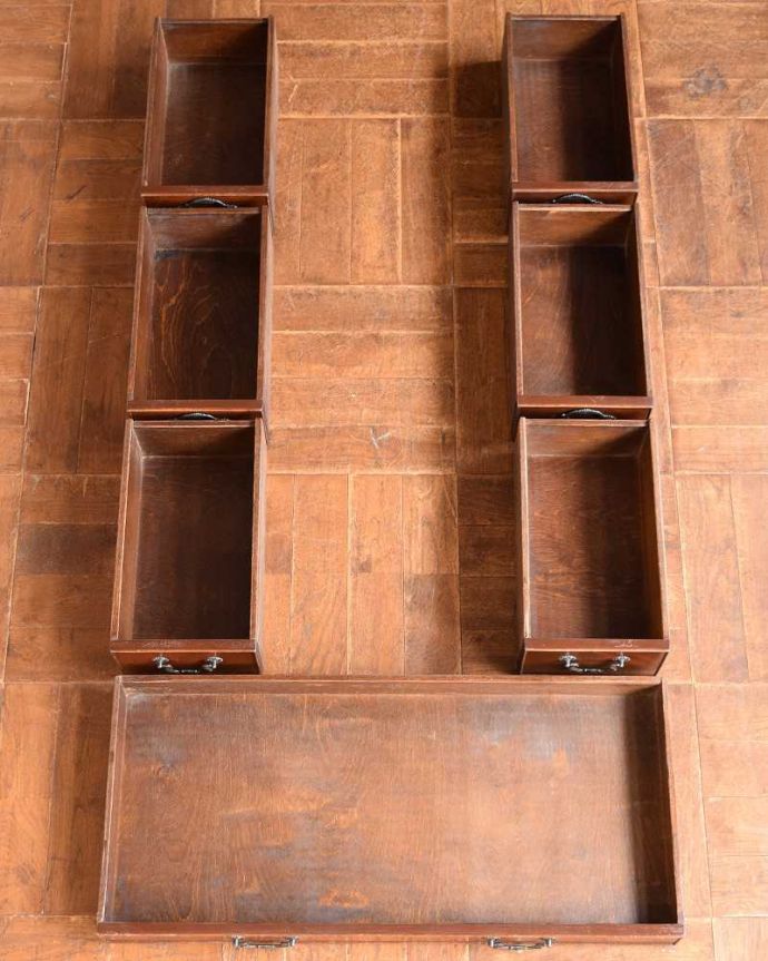 アンティークのデスク・書斎机 アンティーク家具 書斎で楽しむ英国輸入家具、引き出しが沢山付いた大人のためのアンティークデスク。引き出しの中もキレイに修復しました!もちろん引き出しの中も職人がキレイにお直しました。(k-1935-f)