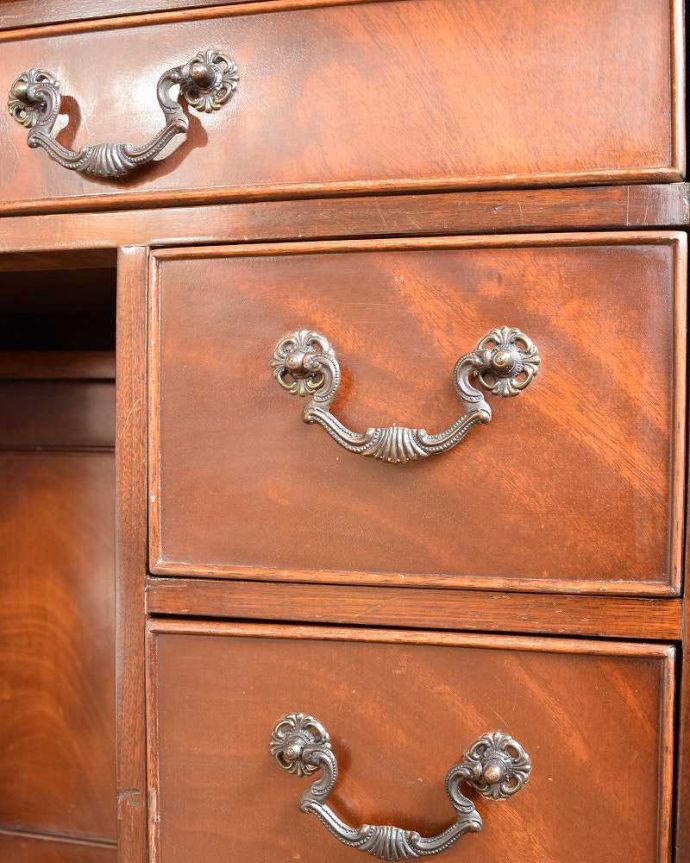 アンティークのデスク・書斎机 アンティーク家具 書斎で楽しむ英国輸入家具、引き出しが沢山付いた大人のためのアンティークデスク。アンティークらしい取っ手取っ手のデザインもアンティーク家具は美しいんです。(k-1935-f)