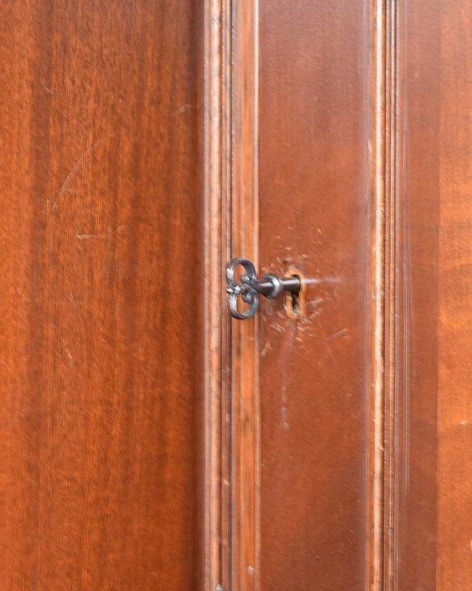 アンティークのデスク・書斎机 アンティーク家具 書斎で楽しむ英国輸入家具、引き出しが沢山付いた大人のためのアンティークデスク。鍵を使って開けてみましょうアンティークの鍵が付いています。(k-1935-f)