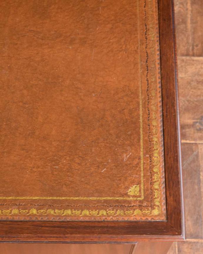 アンティークのデスク・書斎机 アンティーク家具 書斎で楽しむ英国輸入家具、引き出しが沢山付いた大人のためのアンティークデスク。天板を近くから見ると・・・デスクは天板を使う家具なので、キレイにお直ししました。(k-1935-f)