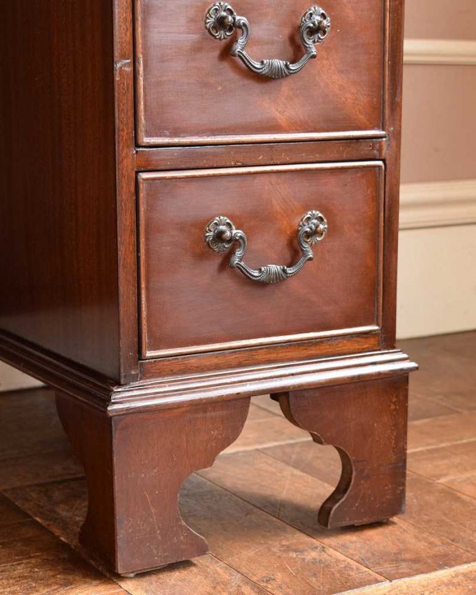 アンティークのデスク・書斎机 アンティーク家具 書斎で楽しむ英国輸入家具、引き出しが沢山付いた大人のためのアンティークデスク。女性1人でラクラク運べちゃう仕掛けHandleのアンティークは、脚の裏にフェルトキーパーをお付けしています。(k-1935-f)