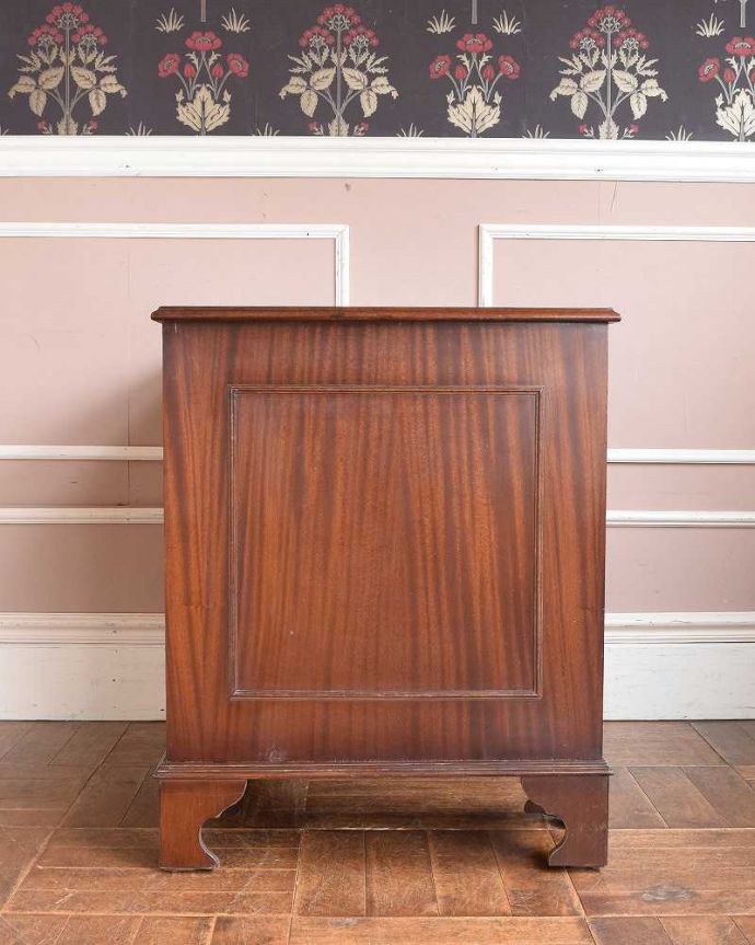 アンティークのデスク・書斎机 アンティーク家具 書斎で楽しむ英国輸入家具、引き出しが沢山付いた大人のためのアンティークデスク。横顔も美しいですもちろん横から見られても自信があります。(k-1935-f)